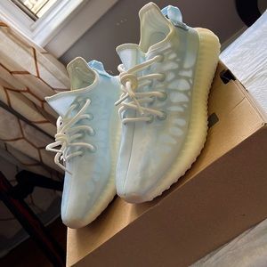 Brand new Yeezys, never worn size 5.5